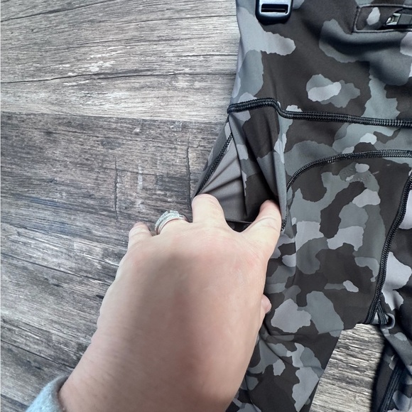 Athleta Gray and Black Camouflage Leggings Womens Small - Picture 7 of 12